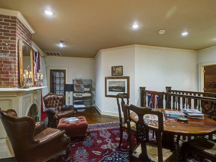 The English Merchant'S Inn Waxahachie Bagian luar foto